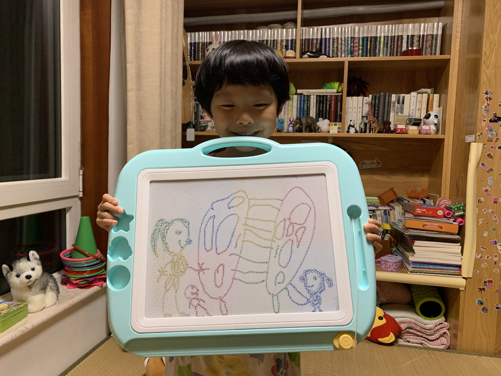 抓着幼儿园大铁门的小姐姐