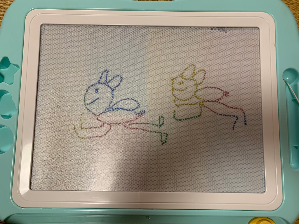 两只小兔子在奔跑