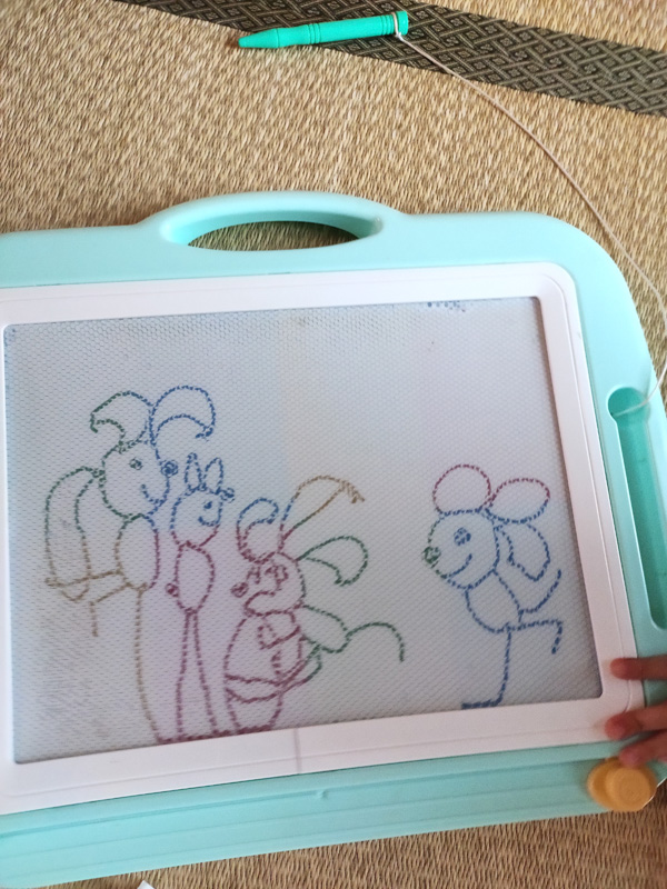 小狗哭了，姐姐和老鼠听到后都走过来安慰它，但小狗还哭，正好这时小兔子来了，小狗立马不哭了，原来小狗是想小兔子才哭的