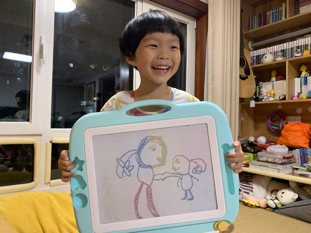 欣欣哭了，韩老师抱着她