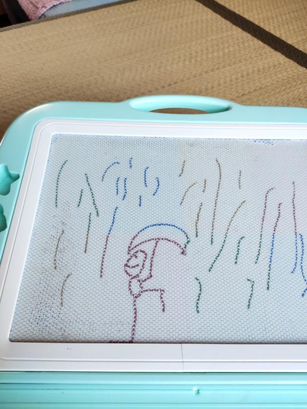 下雨了，小动物撑着伞跳舞