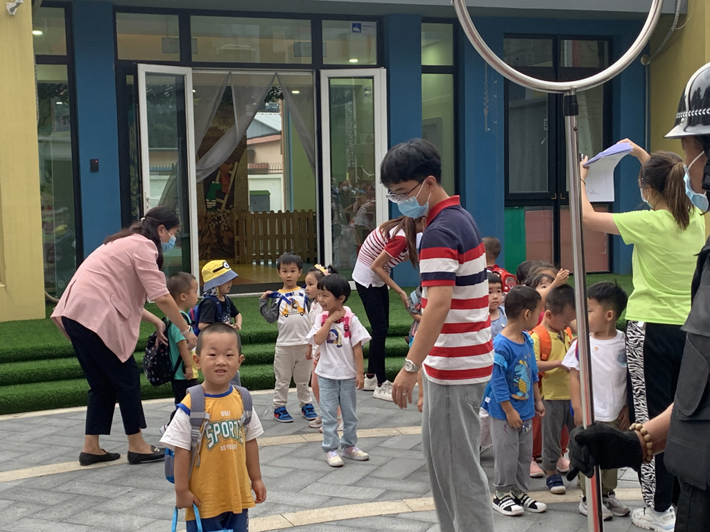 和老师微笑再见