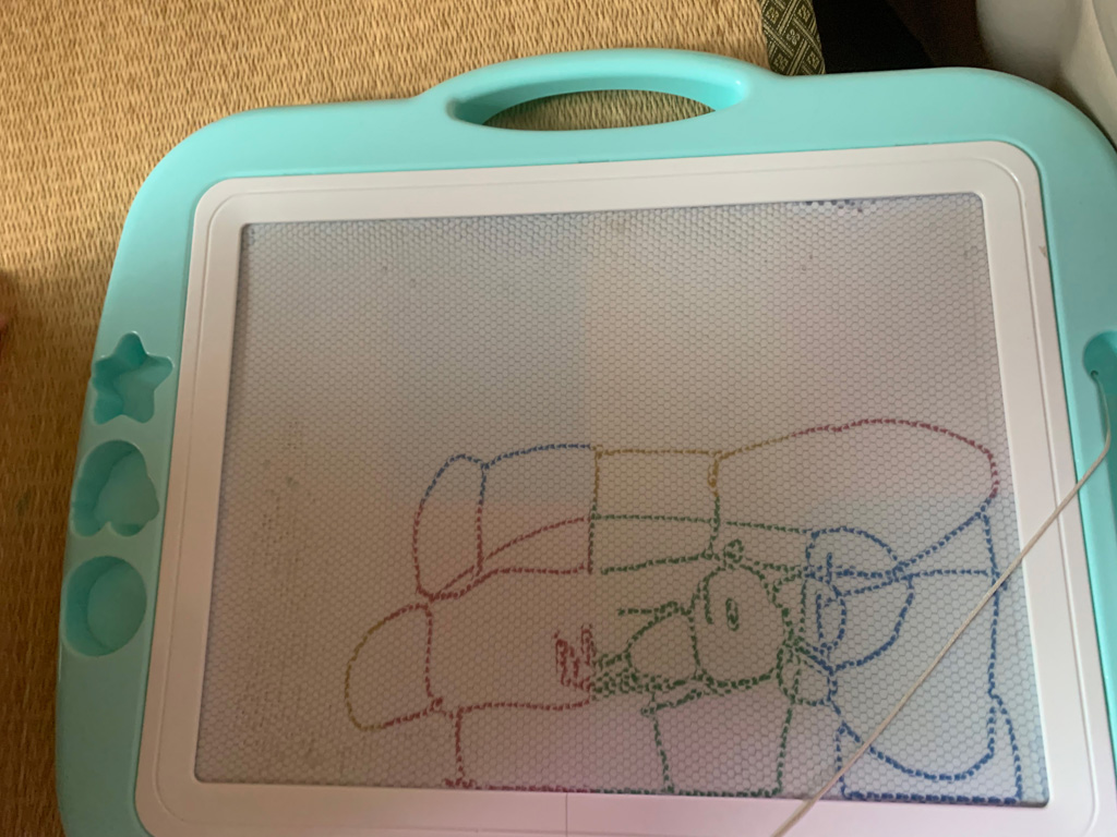 小老鼠躺在沙发上。10月5日。