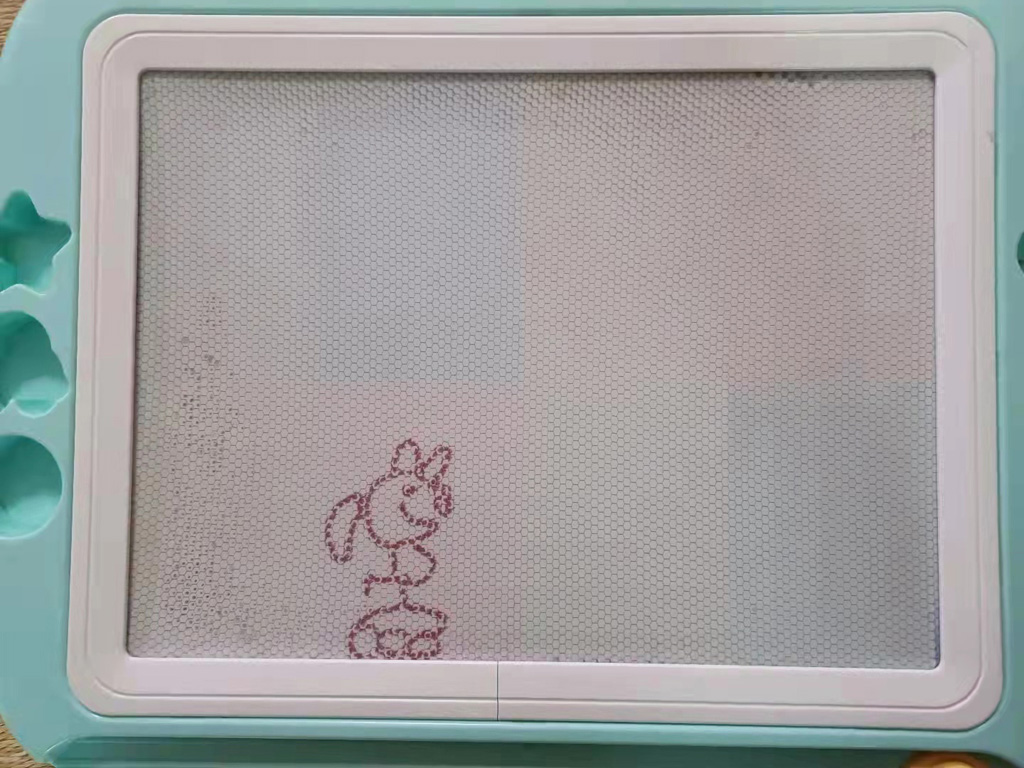 小兔子刚两岁，就敢骑没有扶手的滑板了。10月2日。