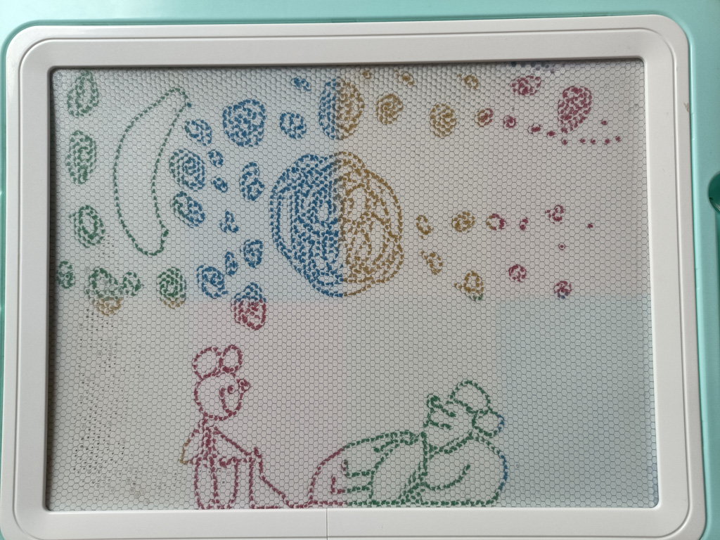 一只小老鼠躺在星空下睡觉，另一只小老鼠晚上睡不着，坐在椅子上，她叫“B耳”，字母B，耳朵的耳。10月5日。