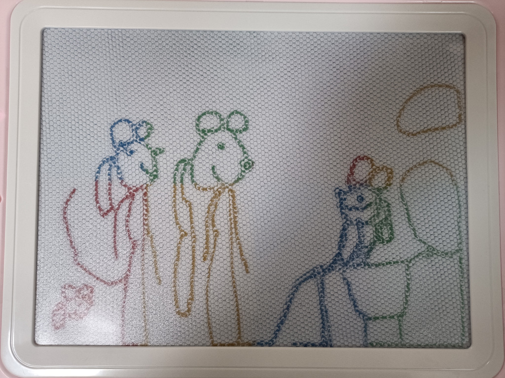 小老鼠坐在马桶上拉臭臭，她的姐姐问，好了吗？10月8日。