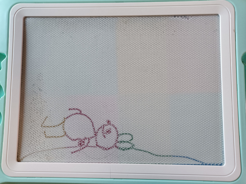 小兔子躺在柔软的大海里，一股浪一股浪吹在小兔子身上。10月1日。