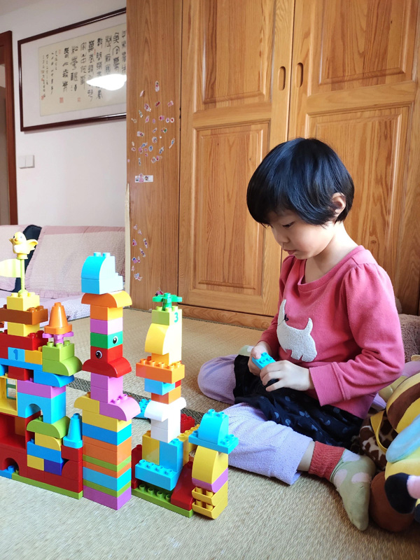 聚精会神构筑城市的小建筑师