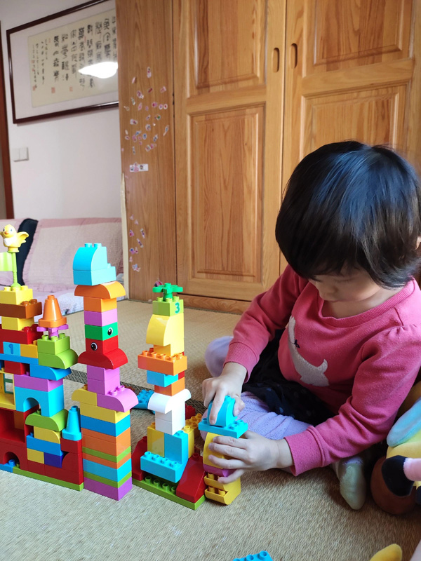 聚精会神构筑城市的小建筑师