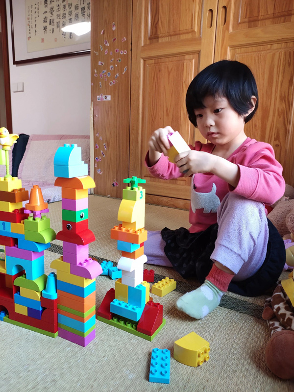 聚精会神构筑城市的小建筑师