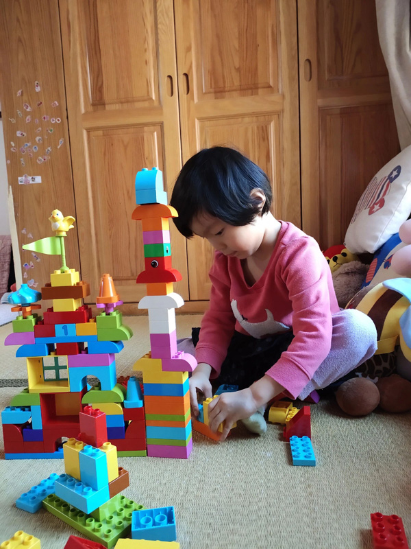 聚精会神构筑城市的小建筑师