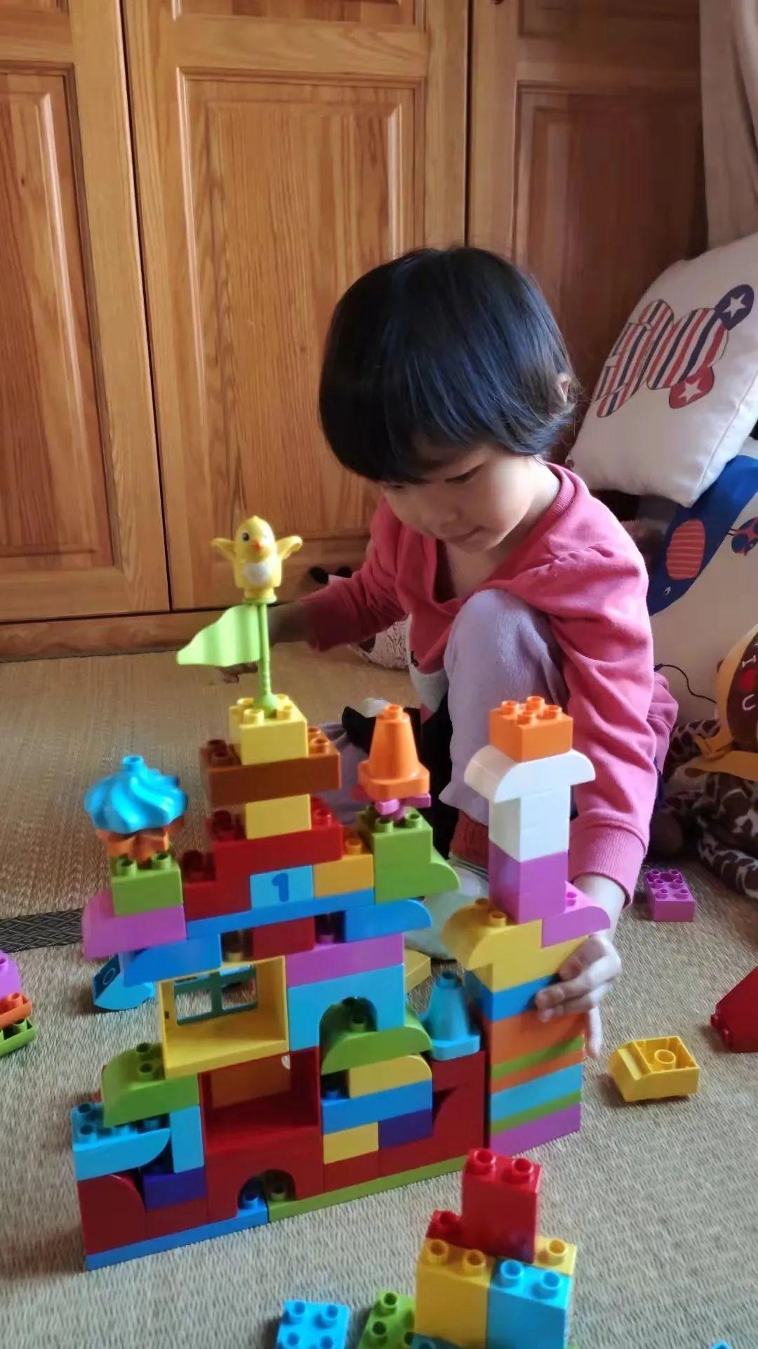 聚精会神构筑城市的小建筑师