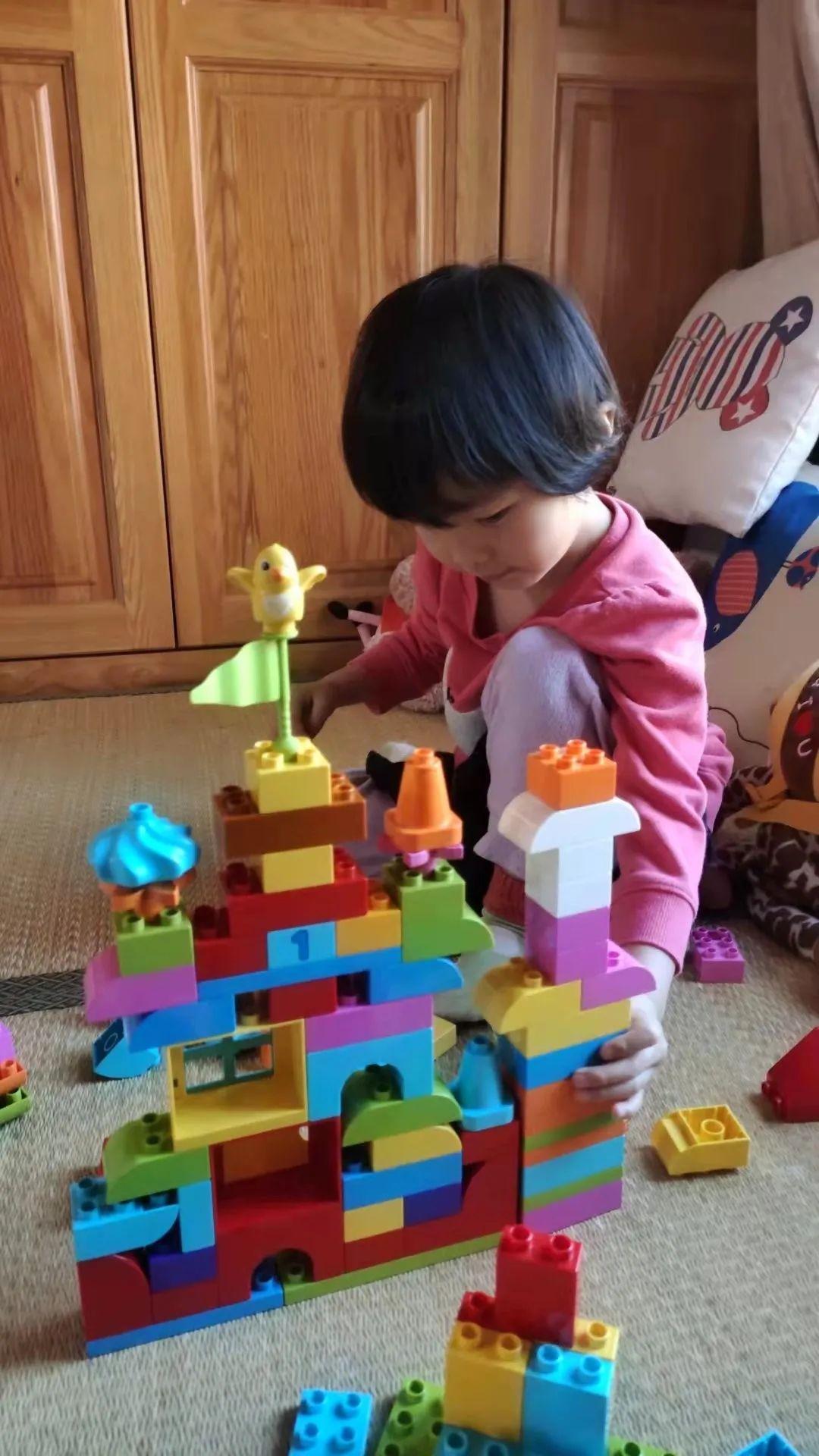 聚精会神构筑城市的小建筑师