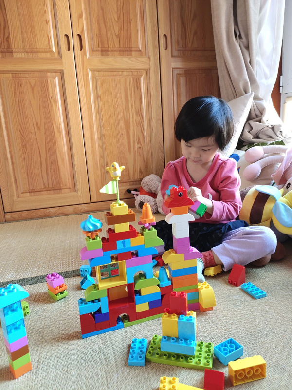 聚精会神构筑城市的小建筑师