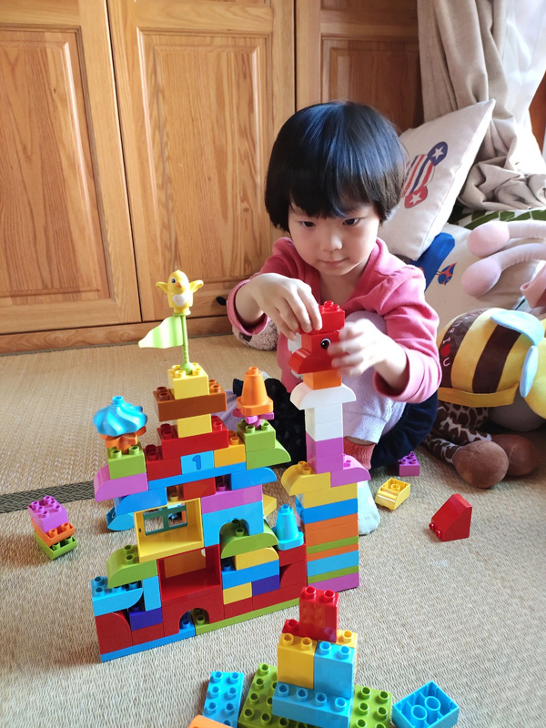 聚精会神构筑城市的小建筑师