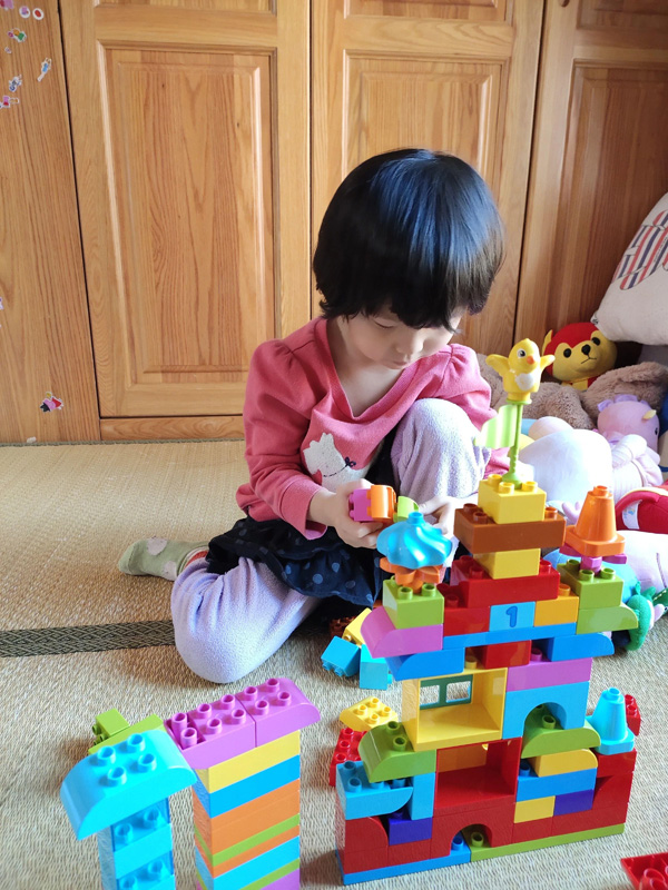 聚精会神构筑城市的小建筑师