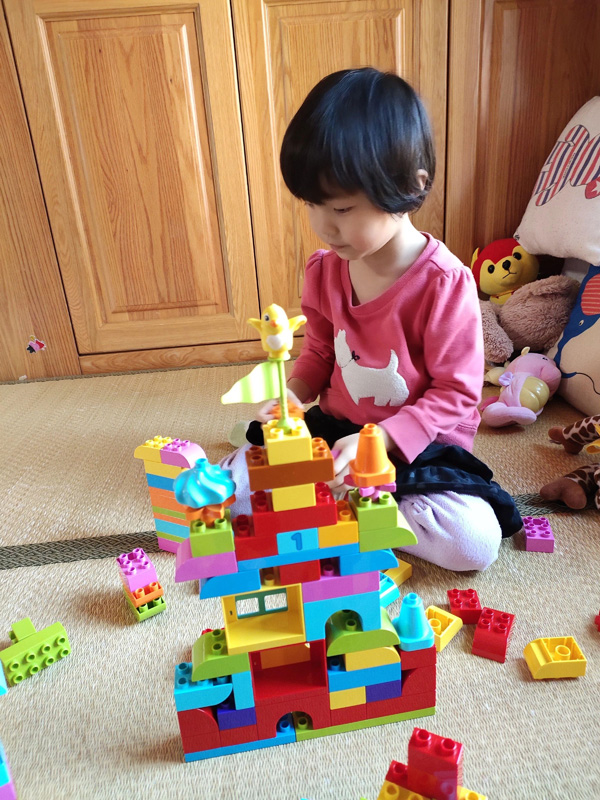 聚精会神构筑城市的小建筑师