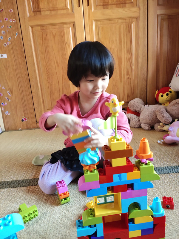 聚精会神构筑城市的小建筑师