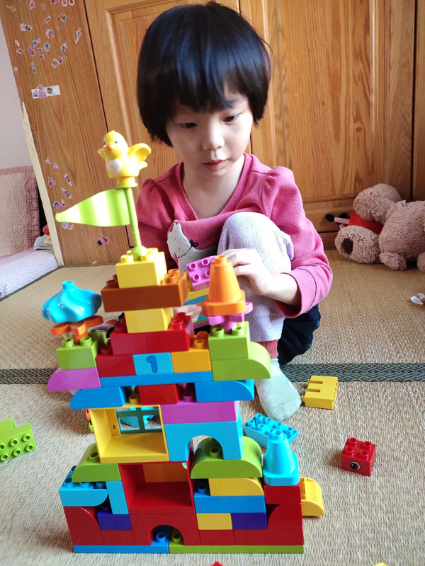 聚精会神构筑城市的小建筑师