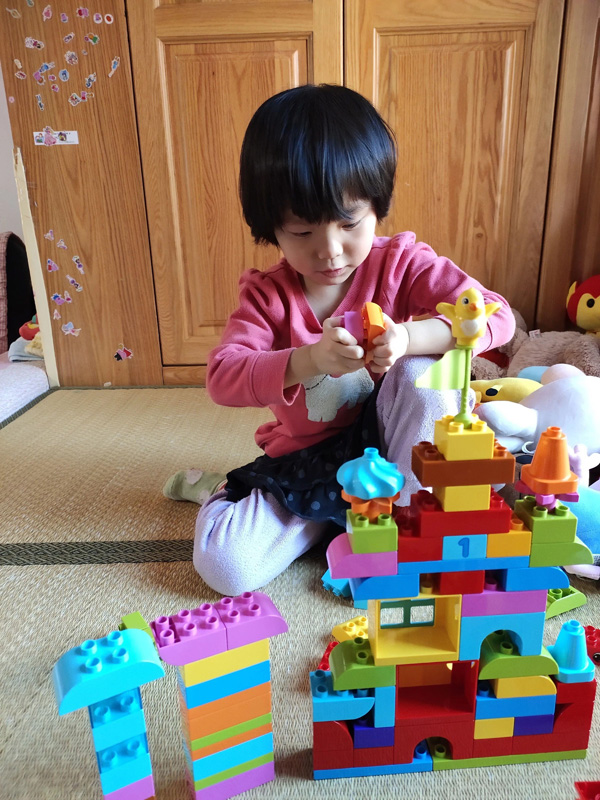 聚精会神构筑城市的小建筑师